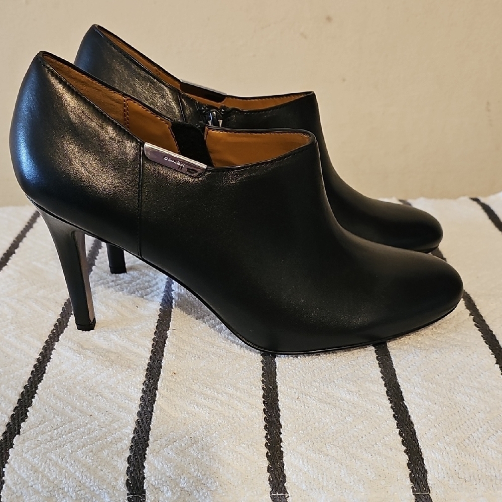 Coach Black Heeled Boots Sleek Leather Design - Picture 7 of 7